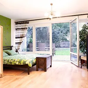 Lovely Garden Flat Near Royal Park Варшава